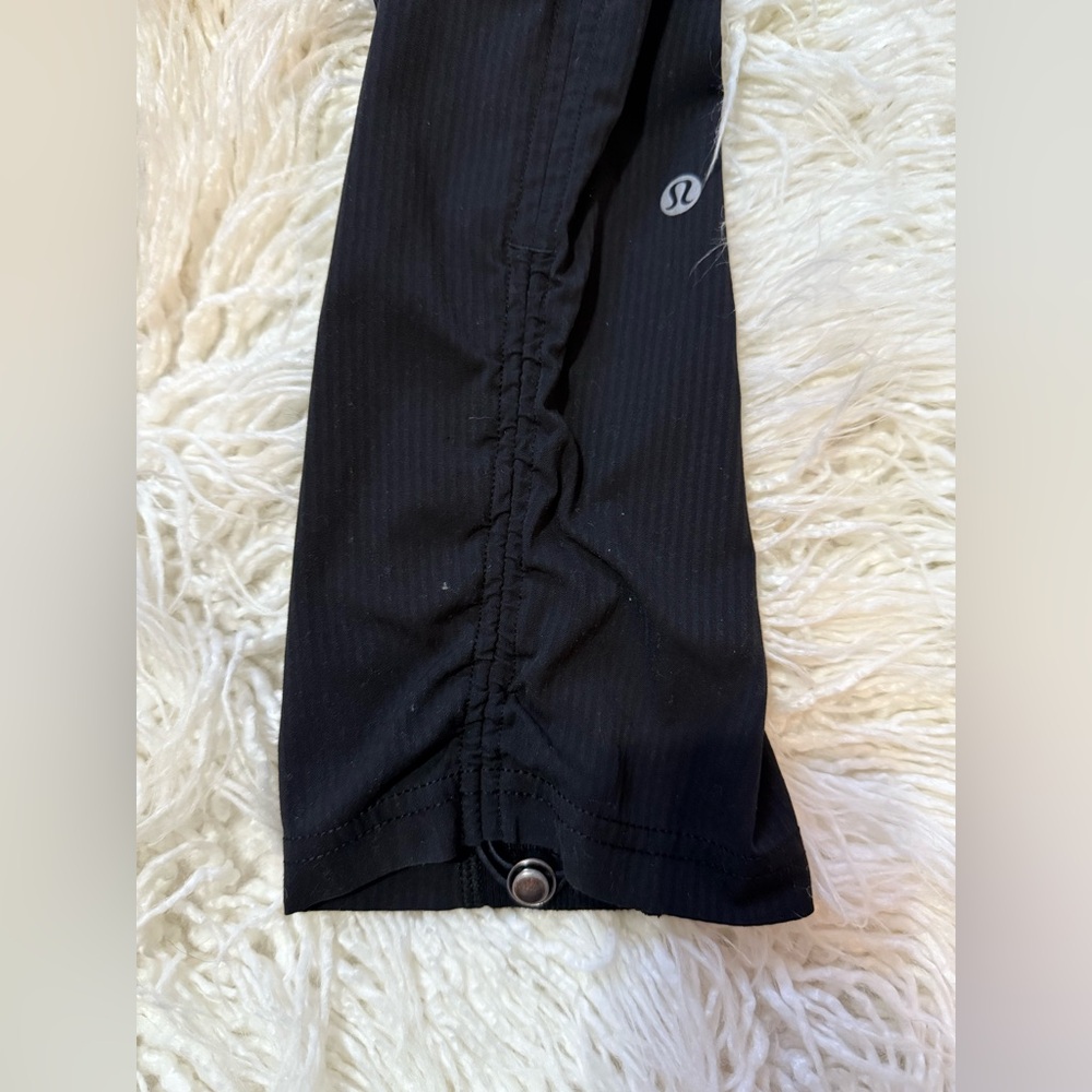 Lululemon Dance Studio Mid-Rise
Cropped Pant Size 2